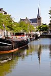 Zicht op Grote Kerk vanaf de Rommelhaven -  Grote of Nieuwe Kerk in Harlingen