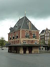 Leeuwarden - Waag -  Nieuwestad 148, Leeuwarden: Waag. In 1596-1598 opgetrokken sierlijk gebouw onder gezwenkt tentdak, gerestaureerd 1884-1890.