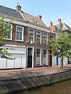 Pand met verdieping onder dwarskap tegen puntgevel met hoekschoorstenen
