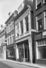 Pand met door schijnpilasters tussen de vensterdammen gelede verdieping verdieping
