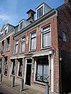 Pand met eenvoudige gevel, rechte kroonlijst en twee dakkapellen