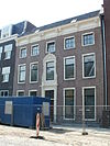 Vijf traveeën breed pand met voorbouw onder dwarsdak