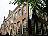Leeuwarden Koningsstraat 1 Fries Museum, Eysingahuis - Fries museum. Statig, gaaf bewaard hoekpand in 1781 voor Fr. van Eysinga gebouwd; in 1806 vergroot. Omlijste deurpartij, roeden in de vensters, geblokte kroonlijst, schoorstenen met borden. 