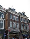 Pand met twee verdiepingen met rechte kroonlijst waarop vier paren consoles