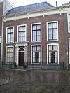 Grote Kerkstraat 20 Leeuwarden -  Grote Kerkstraat 20, Leeuwarden. Voormalige huisvesting van het Frysk Letterkundich Museum en Dokumintaasjesintrum (FLMD), thans weer in gebruik als woonhuis. 