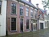 Vijf traveeën breed herenhuis onder dwars zadeldak tussen topgevels