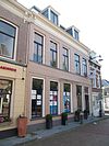 Eenvoudig gepleisterd pand van vijf traveeën met rechte kroonlijst