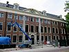 Leeuwarden Tweebaksmarkt 52 ProvinsjehÃ»s - Provinciale Griffie, in pand met elf traveeÃ«n brede gevel waarvan de middelste zes een ondiep risaliet vormt, bekroond door segmentvormig fronton, 1784 opgetrokken. 