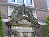 Sint Anthony Gasthuis Leeuwarden poortje -  Sint Anthony Gasthuis, Perkswaltje 1, Leeuwarden. In het negentiende eeuwse gebouw is een poortje uit 1682 opgenomen.