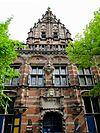 Leeuwarden Turfmarkt 13 Kanselarij - Kanselarij. Belangrijk renaissance gebouw in 1566-'71 opgetrokken als gerechtshof. Bordes 1621. Gerestaureerd 1893-'96. (Thans onderdeel Fries Museum). 