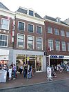Pand van drie traveeën met geblokte kroonlijst en dakkapel