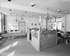 Interieur van de voormalige synagoge te Leeuwarden met kroonluchter en biema (= verhoging voor het voorlezen van de Tora) - Leeuwarden - 20132136 - RCE -  Voormalige synagoge: Interieur van de voormalige synagoge te Leeuwarden met kroonluchter en biema (= verhoging voor het voorlezen van de Tora) 