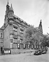 Overzicht voorgevel kanselarij, thans museum - Leeuwarden - 20345350 - RCE -  Fries Museum: Overzicht voorgevel kanselarij, thans museum (opmerking: Gefotografeerd voor Monumenten In Nederland Friesland, bladzijde 199) 