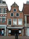 Leeuwarden - Nieuwestad 156 -  Nieuwestad 156, Leeuwarden: Pand met in de top rijk versierde klokgevel; midden 18e eeuw.