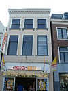 Pand met lijst met empire-ornamentstukken en daarboven geblokte kroonlijst