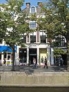 Pand met twee verdiepingen onder schilddak met hoekschoorstenen