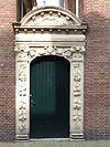 Leeuwarden - Grote Kerkstraat 17 - poortomlijsting -  Grote Kerkstraat 17: Mooi gebeeldhouwde poortomlijsting 1679-1680, naast het koetshuis van de voormalige Stadhouderlijke Rijschool. 