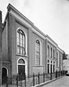 Voorgevel van de voormalige synagoge te Leeuwarden - Leeuwarden - 20345346 - RCE -  Voormalige synagoge: Voorgevel van de voormalige synagoge te Leeuwarden (opmerking: Gefotografeerd voor Monumenten In Nederland Friesland, bladzijde 197) 