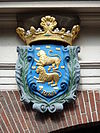 Leeuwarden - Grote Kerkstraat 17 - wapen 1 -  Grote Kerkstraat 17, Leeuwarden: Wapen van Friesland op het koetshuis van de voormalige Stadhouderlijke Rijschool 