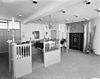 Interieur van de voormalige synagoge te Leeuwarden met kroonluchter, biema (= verhoging voor het voorlezen van de Tora), lessenaar en Heilige Arke - Leeuwarden - 20132137 - RCE -  Voormalige synagoge: Interieur van de voormalige synagoge te Leeuwarden met kroonluchter, biema (= verhoging voor het voorlezen van de Tora), lessenaar en Heilige Arke 