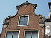Nieuwestad 39 Leeuwarden beeldhouwwerk -  Detailfoto van het beeldhouwwerk op de klokgevel van Nieuwestad 39, Leeuwarden 