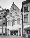 Overzicht voorgevel - Leeuwarden - 20345362 - RCE -  De Drie Gouden Prince Daelders: Overzicht voorgevel (opmerking: Gefotografeerd voor Monumenten In Nederland Friesland, bladzijde 207) 