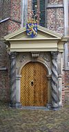 Oranjepoortje Grote Kerk Leeuwarden.JPG -  Oranjepoortje daterend uit 1663, Ã©Ã©n van de ingangen van de Grote of Jacobijner Kerk in Leeuwarden. 