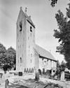 Overzicht zuidwestgevel met kerktoren en kerkhof - Jelsum - 20345446 - RCE -  Nederlands Hervormde Kerk: Overzicht zuidwestgevel met kerktoren en kerkhof (opmerking: Gefotografeerd voor Monumenten In Nederland Friesland, bladzijde 178) 