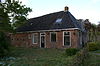 Martenastate-Cornjum bouwhuis links -  Voormalige tuinmanswoning van Martena State te Cornjum. 