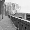 Detail van voorzijde (boezemzijde) met gedeelte van vloeddeuren - Lemmer - 20350320 - RCE -  Ir. D.F. Wouda-Gemaal te Tacozijl: Detail van voorzijde (boezemzijde) met gedeelte van vloeddeuren (opmerking: Werelderfgoed Unesco) 