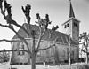 Overzicht noordoostgevel met kerkhof - Blessum - 20345417 - RCE -  Nederlands Hervormde Kerk: Overzicht noordoostgevel met kerkhof (opmerking: Gefotografeerd voor Monumenten In Nederland Friesland, bladzijde 84) 