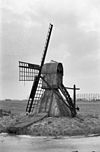 Spinnenkopmolen van polder Tolsma in vervallen toestand schuin van opzij gefotografeerd - Marssum - 20151198 - RCE -  Terpzigt: Spinnenkopmolen van polder Tolsma in vervallen toestand schuin van opzij gefotografeerd 