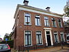 Blokvormig pand met hoekschoorstenen..JPG