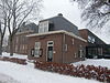 CongiÃ«rgewoning-1919 -  ConciÃ«rgewoning te Drachten Bouwjaar: 1919 Architect: J.A.W. Vrijman uit Den Haag De woning staat in de groenstrook ten zuiden van het schoolgebouw. De pergola aan weerszijden van het woonhuis is in 1975 aangebracht.