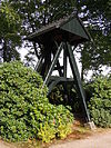 Klokkenstoel op het kerkhof.JPG