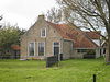Boerderij Formerum 103 op Terschelling -01 -  Late 19th century farmhouse with bakery, completely freestanding in the country north of the road in Formerum on the islang of Terschelling in the Netherlands. Nationally listed heritage.  Geheel vrij in het land ten noorden van de weg gelegen laat 19e eeuws boerderijtje met bakhuis in Formerum op Terschelling. 