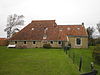 Boerderij Lies 14 op Terschelling -02 -  Farmhouse in Lies, on the island of Terschelling in the Netherlands, built of yellow Frisian brick dating 1887, with cross-body barn and on the left side an extending boiler room and a nine-panel sliding window. Nationally listed heritage.  Uit gele friese steen opgetrokken kop-romp-boerderij met dwarsdeel uit 1887 en in de linkerzijgevel een stookhok en een negenruitsschuifvenster, in Lies op Terschelling.