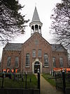 Kruiskerk in Midsland op Terschelling -01 -  Front (south) entrance of the crudiform church at Westerburen 2 in Midsland on the island of Terschelling in the Netherlands, built in 1880 in eclectic style with neo-Renaissance elements on an elevated churchyard with cast iron fence. Nationally listed heritage.  Hoofdingang (zuidzijde) kruiskerk te Westerburen 2 in Midsland op Terschelling gebouwd in 1880 in eclectische stijl met neo-renaissance elementen op een verhoogd kerkhof met hekwerk.