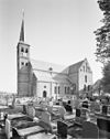 Overzicht zuidwestgevel met kerktoren en kerkhof - Bergum - 20345871 - RCE -  Nederlands Hervormde Kerk: Overzicht zuidwestgevel met kerktoren en kerkhof (opmerking: Gefotografeerd voor Monumenten In Nederland Friesland, bladzijde 101) 