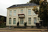 Legewei 20 Burgum 2.JPG -  Woonhuis in 1866 is gebouwd in opdracht van Mr. Adrianus Eldering Ferf voor zijn zoon Mr. Horatius Ferf. Tegenwoordig notariskantoor. Rijksmonument 512575. 