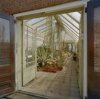 Interieur historische kas met kuipplanten en cactussen