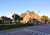 Boerderij onder rieten dak met woonhuis met zesruitsvensters uitgebouwd aan de lange zijde van het voorhuis