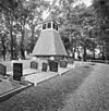 Overzicht klokhuis op kerkhof, gesloopte kerk - Hartwerd - 20345752 - RCE -  Klokhuis/ Kerkhof: Overzicht klokhuis op kerkhof, gesloopte kerk (opmerking: Gefotografeerd voor Monumenten In Nederland Friesland, bladzijde 96) 
