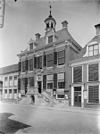 Overzicht voorgevel - Sneek - 20201747 - RCE -  Stadhuis: Overzicht voorgevel (opmerking: In: Buiten ; 19(1925), nr. 50, p. 593) 