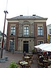 Sneek - Justitiegebouw -  Marktstraat 27, Sneek: Justitiegebouw. In 1839 gebouwd, heeft een hardstenen classicistische gevel met Korintische pilasters.