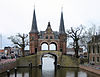 Sneek, watergate -  Sneek, watergate  Sneek, waterpoort  Wassertor Sneek von Hinten Frysk: Snits, wetterpoarte (sjoen fan de Heechein)