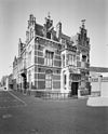 Overzicht voorgevel en rechter zijgevel, administratiegebouw - Sneek - 20345955 - RCE -  Old Burger Weeshuis: Overzicht voorgevel en rechter zijgevel, administratiegebouw (opmerking: Gefotografeerd voor Monumenten In Nederland Friesland, bladzijde 30) 