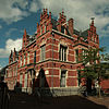 Administratiegebouw Old Burger Weeshuis. -  Administratiegebouw O.B.W. Sneek. In 1904 in rijke neo-gothische stijl gebouwd naar ontwerp van Nicolaas Molenaar. Op de begane grond kantoren en voogden- en voogdessenkamers van het Old Burger Weeshuis. Op de bovenverdieping oorspronkelijk een telegraafkantoor, vandaar de spreuk op de gevel: URBI ET ORBI (stad en wereld) Kleine Kerkstraat Sneek. Zaterdag 4 September 2010. 