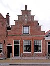 Pand onder zadeldak tegen trapgevel
