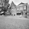Overzicht voorgevel met trapgevel en gevelsteen en buurpanden - Workum - 20345756 - RCE -  Trapgevel/ Gevelsteen: Overzicht voorgevel met trapgevel en gevelsteen en buurpanden (opmerking: Gefotografeerd voor Monumenten In Nederland Friesland, bladzijde 324) 